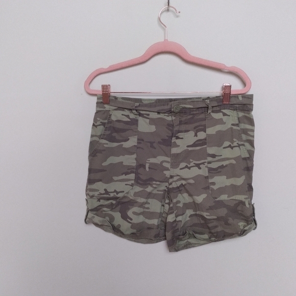 Social Standard by Sanctuary Green Camo Hero Utility Shorts Size Medium - Picture 3 of 15